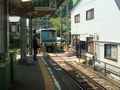 稲村ヶ崎駅へ到着する江ノ電の電車